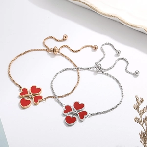 Dettaglio di bracciali a cuore a quadrifoglio regolabili in oro rosa e argento e smalto