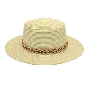 Détail du chapeau de paille beige avec une chaîne décorative en acrylique doré chic