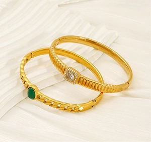 Détails de bracelets en acier titane doré avec pierre verte et zircons cubiques carrés