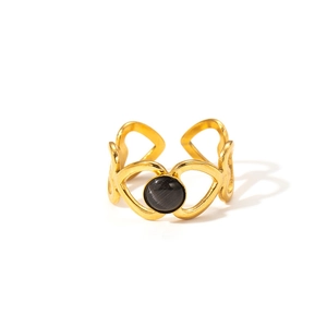 Détail macro de la bague coeur dorée évidée avec pierre précieuse noire ronde