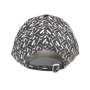 Détail de l'arrière de la casquette avec imprimé logo et boucle réglable en métal