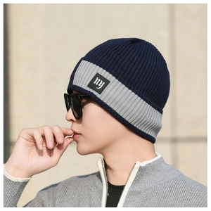 Detailaufnahme der gerippten Strickmütze mit marineblauen Streifen und NY-Aufnäher