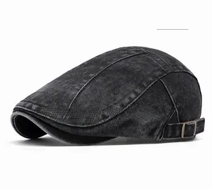 Detail der vintage schwarzen gewaschenen Denim-Schiebermütze mit verstellbarer Bronzeschnalle