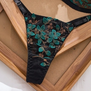Ensemble de lingerie en tulle noir avec broderie florale émeraude et fines bretelles