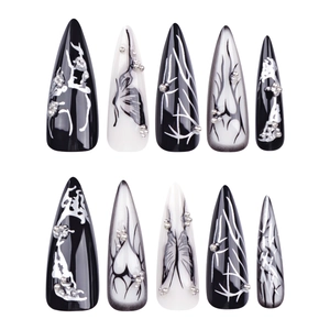 Schwarz-weiße Stiletto-Kunstnägel mit Schmetterlingskunst und Silberperlen-Dekor