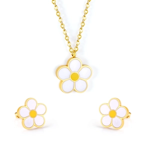 Gros plan sur l'ensemble collier et boucles d'oreilles dorés avec fleurs blanches et jaunes