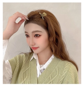 Model wearing a 4.5cm translucent jelly hair claw clip for a sweet half-up hairstyle