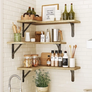Angolo cucina con mensole galleggianti in legno rustico a L e supporti in metallo nero