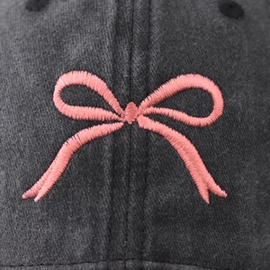Berretto in cotone lavato antracite con ricamo a fiocco rosa dettagliato sul davanti