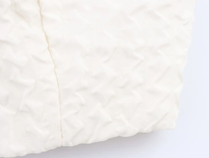 Vue macro du tissu gaufré blanc avec texture en nid d'abeille pour haut et jupe élégants
