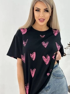Κοντινό πλάνο με ροζ καρδιά σε μαύρο oversized βαμβακερό casual t-shirt