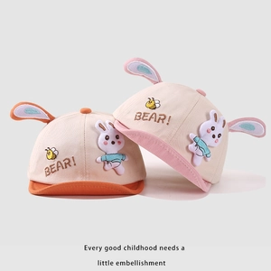 Süße Baby-Baseballkappen mit Hasenohren und Bienenstickerei in Beige- und Rosatönen