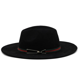 Dettaglio cappello cowboy nero in camoscio con nastro rosso e verde e fibbia in metallo oro