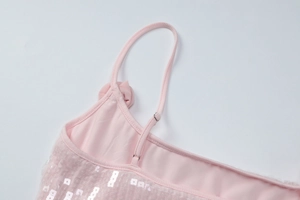 Detailansicht eines rosa Paillettenkleides mit verstellbaren Trägern und Netzgewebe