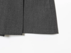 Détails de la texture du tissu tissé gris foncé et couture sur la jupe-culotte