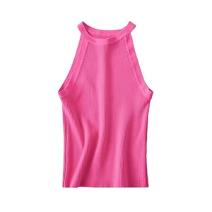 Dettaglio del top a vogatore rosa con texture a coste e particolari di lavorazione