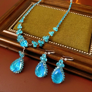 Dettaglio del set collana e orecchini in argento con pietre di zircone azzurro chiaro
