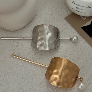 Elegant irregular hammered metal hairpins with pearl drops in gold and silver finishes