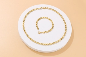 Detailansicht eines Schmucksets aus vergoldetem Edelstahl mit ineinandergreifender Kette