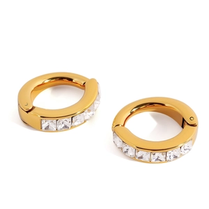 Orecchini a cerchio in acciaio placcato oro 18K con zirconi cubici quadrati incastonati