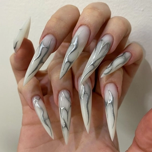 Faux Ongles Stiletto Longs Brillants Motif Flamme Argentée Métal Liquide Pour Femmes Tendance Y2K