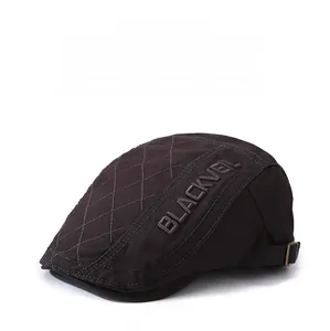 Detail der gesteppten Baumwoll-Schirmmütze mit BLACKVEIL-Stickerei und Metallschnalle