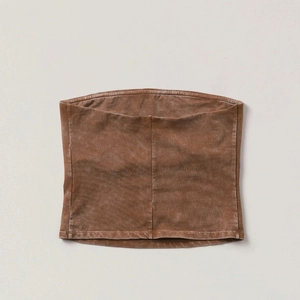 Détail d'un top tube marron vintage en coton délavé avec une texture douce et rétro