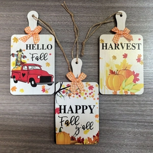 Trois plaques de porte en bois d'automne avec nœuds à carreaux orange et thèmes récolte