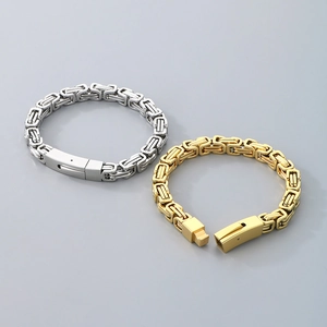 Details von silbernen und goldenen Byzantiner-Armbändern mit Karabinerverschluss und Geflecht