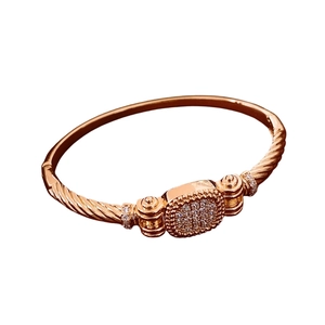 18K Roségold Armreif im gedrehten Kabel-Design mit rechteckigem Zirkonia-Besatz