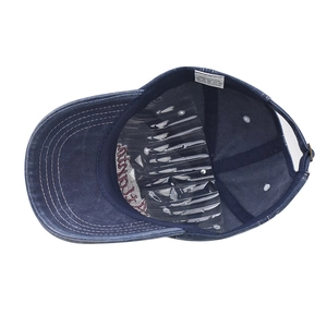 Détails intérieurs d'une casquette en coton avec étiquette et coutures contrastées