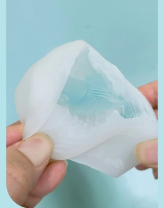 Dettaglio della flessibilità dello stampo in silicone per pesci per un facile rilascio