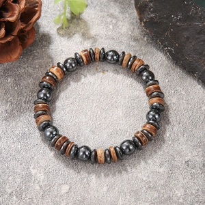 Vintage kralenarmband met natuurlijke zwarte steen en houten tussenstukjes op steen