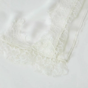 Robe élégante en satin blanc avec détails délicats en dentelle au décolleté