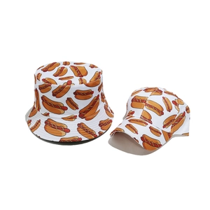 Weißes Set aus Fischerhut und Baseballkappe mit buntem Hot-Dog-Print für Sommer
