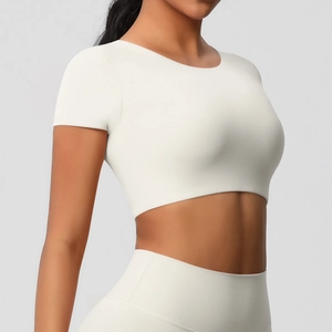 Détail d'un haut de yoga blanc brossé double face avec coussinets et coupe ajustée