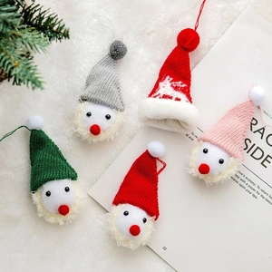 Fünf gestrickte Weihnachtsmann-Anhänger in Rot, Grün, Grau und Rosa als Weihnachtsdeko