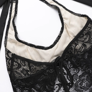 Détail de haut licou en dentelle noire montrant motifs floraux et doublure chair