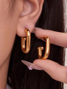 Vue macro des créoles en forme de U plaquées or 18 carats avec une finition miroir lisse