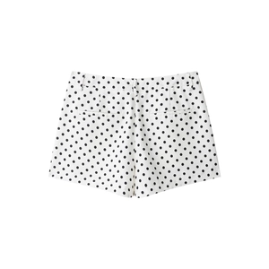 Détail du short pour femme blanc à pois noirs présenté à plat sur un fond blanc