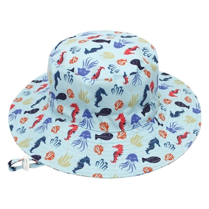 Dettaglio cappello da sole per bambini blu chiaro con motivi marini e cordino