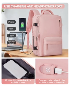 Detalle de la mochila de viaje rosa con puerto de carga USB y toma de auriculares integrados