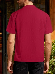 Vue arrière détaillée du polo en tricot bordeaux pour hommes avec tissu gaufré