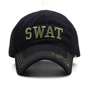 Dettaglio del ricamo 3D SWAT verde oliva sul cappello tattico in cotone nero