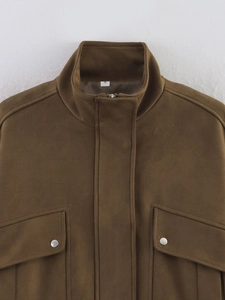 Détail d'une veste vintage en daim marron avec col montant et boutons métalliques argentés