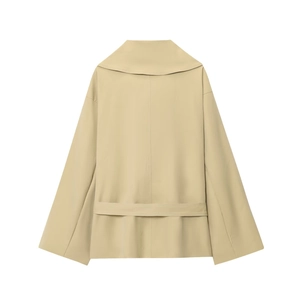 Vista posteriore di un trench corto casual kaki chiaro con cintura e ampi revers