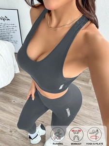 Vue détaillée de l'ensemble de sport côtelé sans couture gris foncé avec brassière et legging