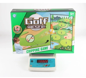 Detalle del set de golf para niños en caja con peso de 1332g sobre una báscula oficial