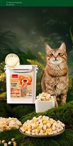 Detalle de 500g de snacks liofilizados de pollo y yema de huevo para gatos, estilo natural
