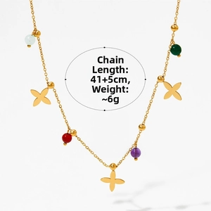 Détail d'une chaîne dorée 41+5cm avec perles colorées et breloques fleurs à pétales